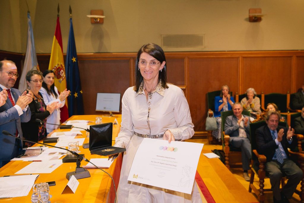 Entrega medalla Isidro Parga Pondal a Ángeles Sanromán